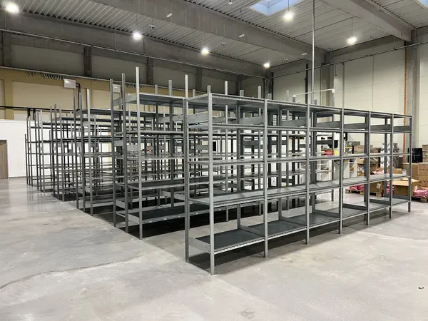 Polcrendszer telepítés csarnokban