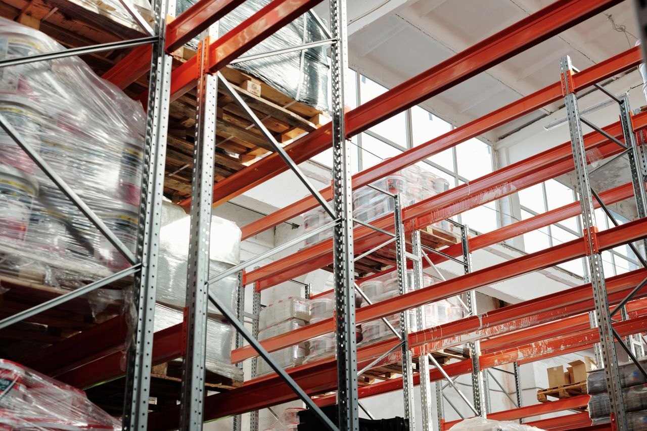 The Art of Drawing Readers In: Your attractive post title goes here Bright modern warehouse featuring pallets and storage racks for logistics and inventory management.